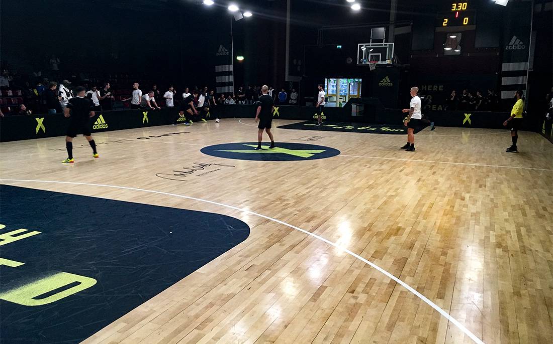 Slitstarka golvdekaler till Adidas-event Golvdekaler på basketplan till Adidas