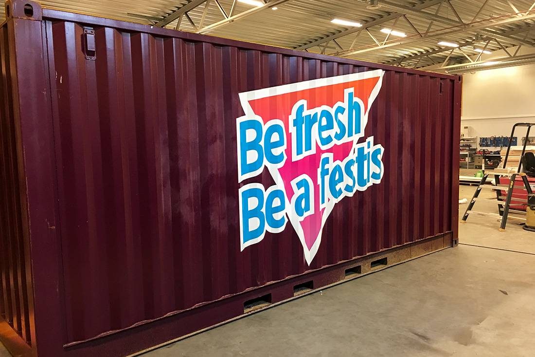 Foliering av container med reklambudskap för Festis