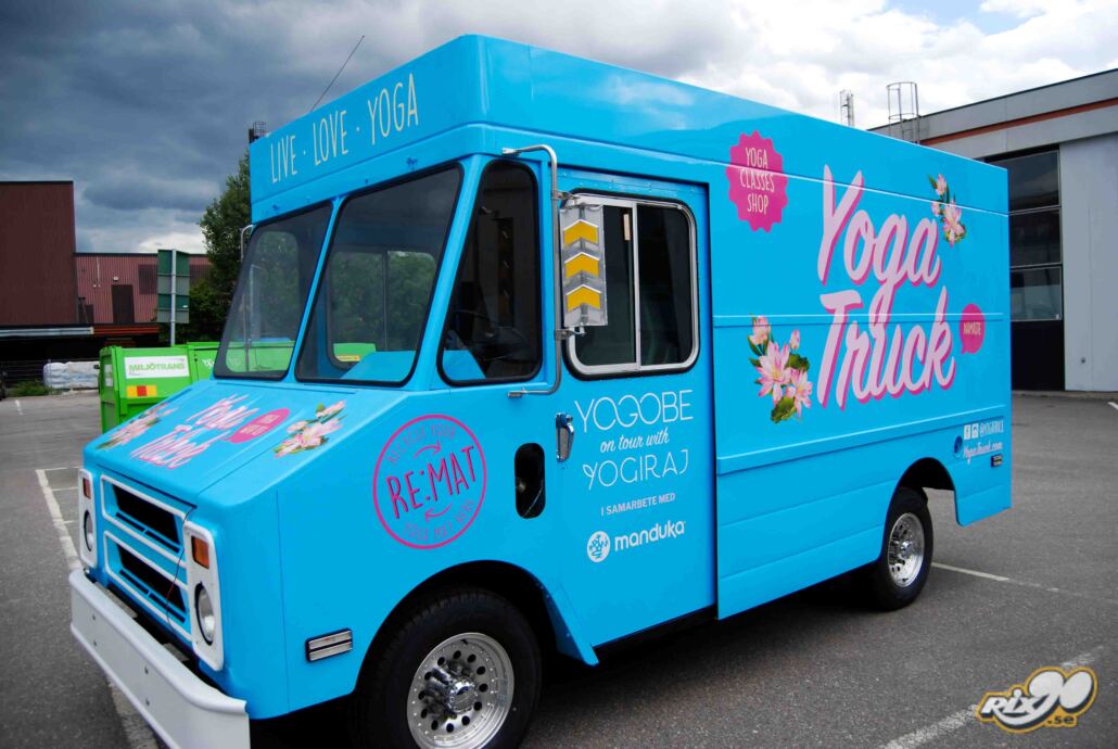 Helfoliering till Yoga Truck med unika färgkombinationer Helfoliering till Yoga Truck med unika färgkombinationer