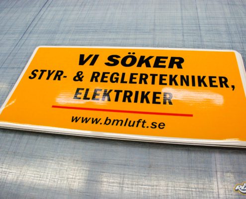 Magnetskylt till bil åt BM Luft som söker personal
