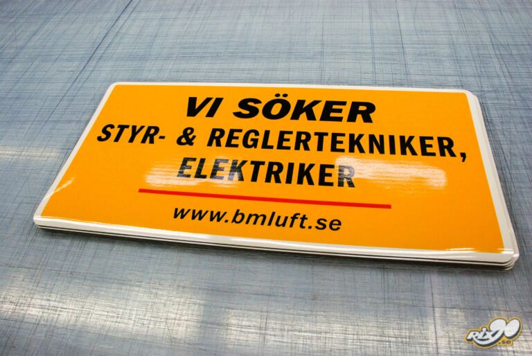 Magnetskylt till bil åt BM Luft som söker personal