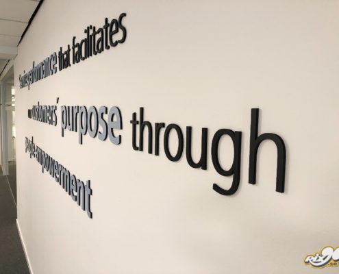 Citat blir till väggtexter i figurskuren skummad PVC i olika färger