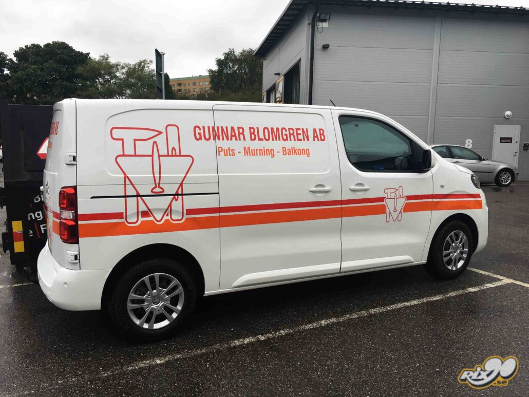 Bildekor till transportbil med stilren stripning Bildekor till transportbil med stilren stripning