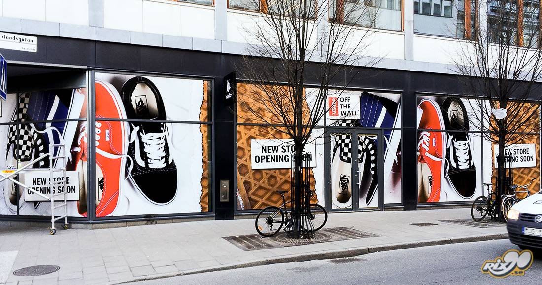 Kampanjfoliering av skyltfönster med fönsterfilm till butiker Heltäckande dekorfilm med skomotiv på skyltfönster till Vans nya butik i Stockholm
