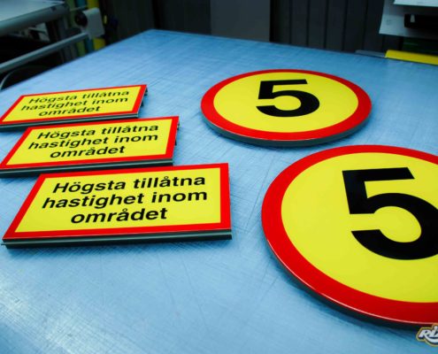 Gula och röda trafikskyltar i reflexfolier