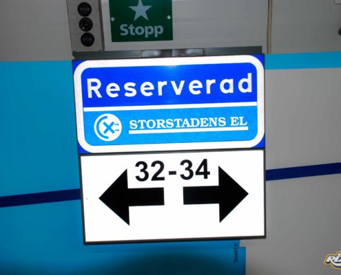 Parkeringsskylt i reflekterande folier på kantvikta plåt