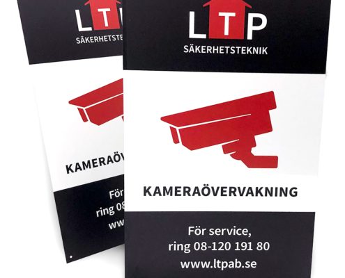 Larmskylt i plåt med hål I Stockholm