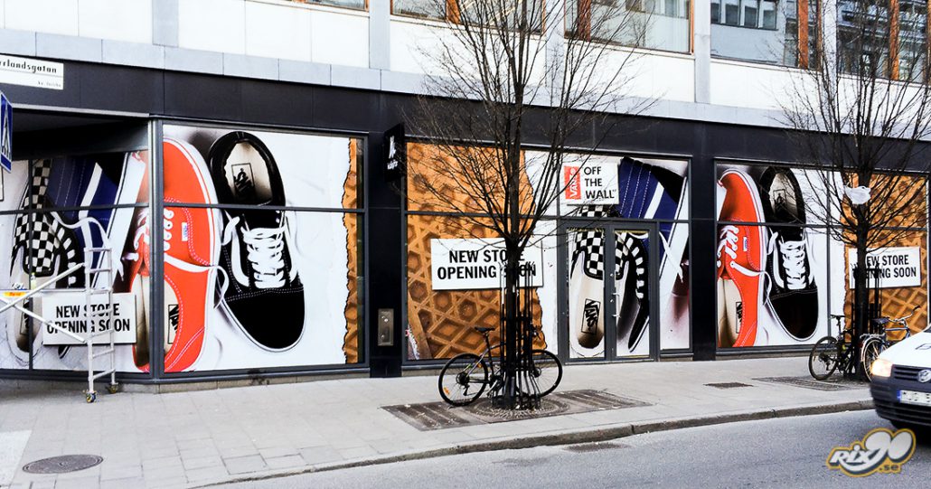 Dekorfilm på stora skyltfönster i Stockholm med Vans-motiv