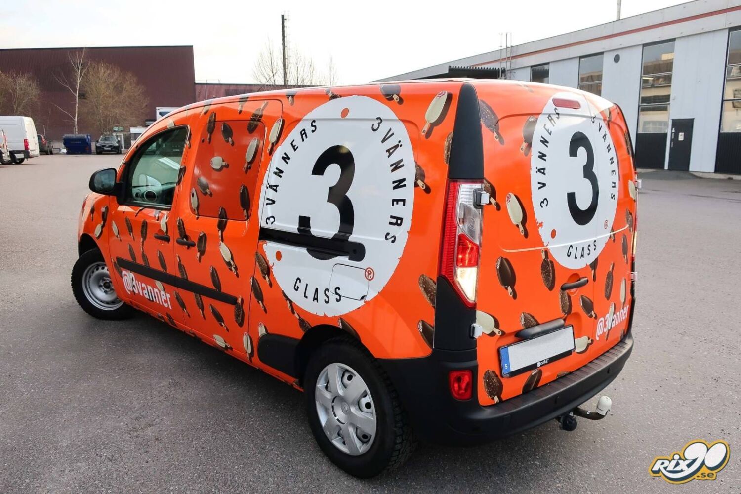Bildekor med mönster till liten transportbil och arbetsbil - professionell bildekor i Stockholm med Rix90 Orange helfoliering med glassmotiv på Renault Kangoo till 3 Vänners Glass