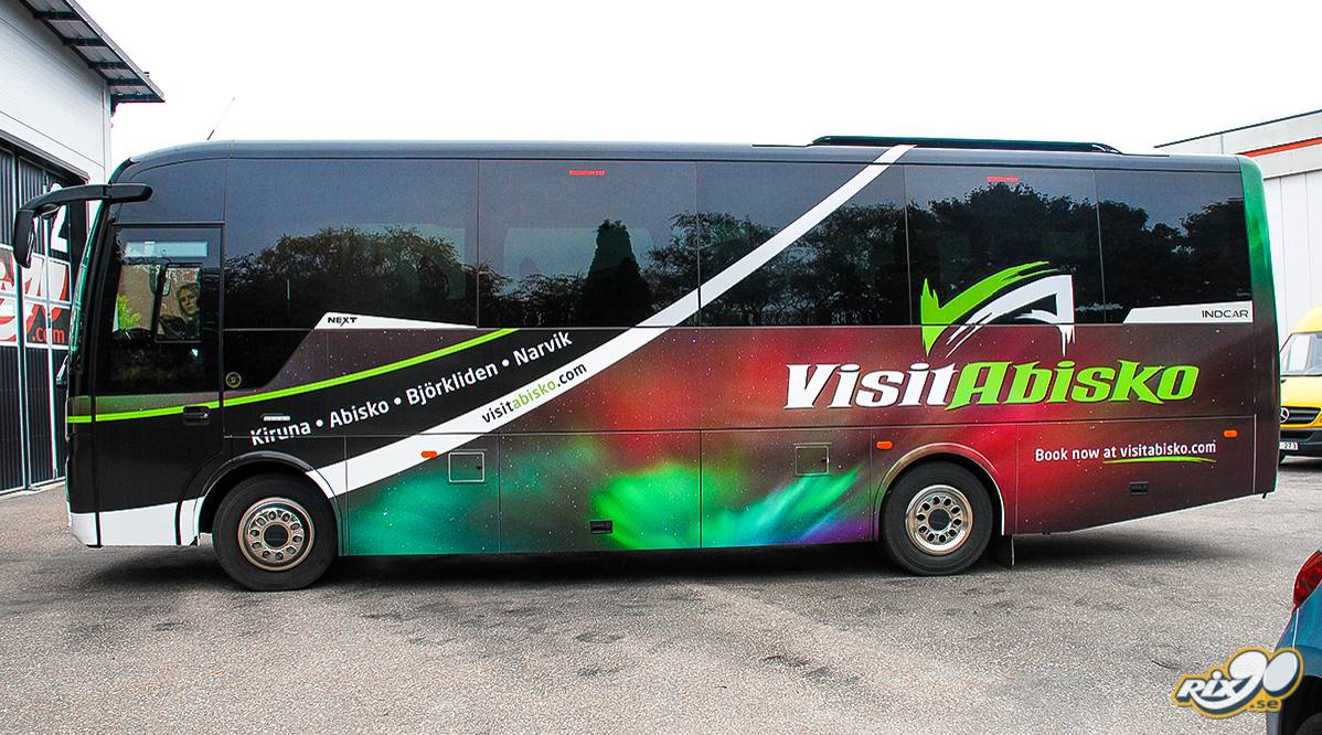 Bildekor till bussar i Stockholm - professionell bildekor från Rix90 i Stockholm Bildekor till stor buss i Stockholm åt Visit Abisko med printad bild av norrsken
