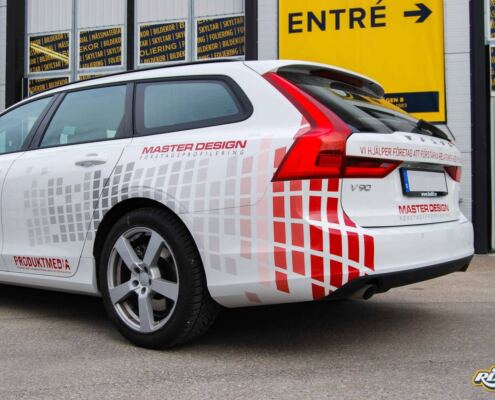 Master Design använder en branding som fungerar på olika fordonstyper Rött och grått rutmönster på vit Volvo V90 till Master Design, företagsprofilering i Stockholm