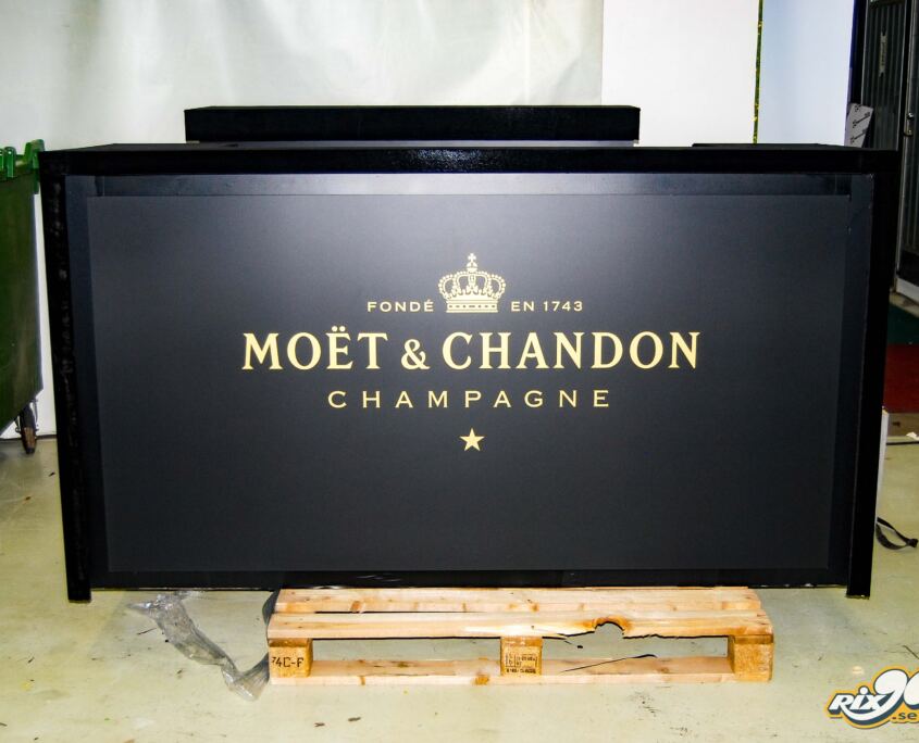 Bardisk folierad i sammetstyg och guldlogotyp Bardisk folierad i sammetstyg och guldlogotyp åt Moët & Chandon på Elle-galan