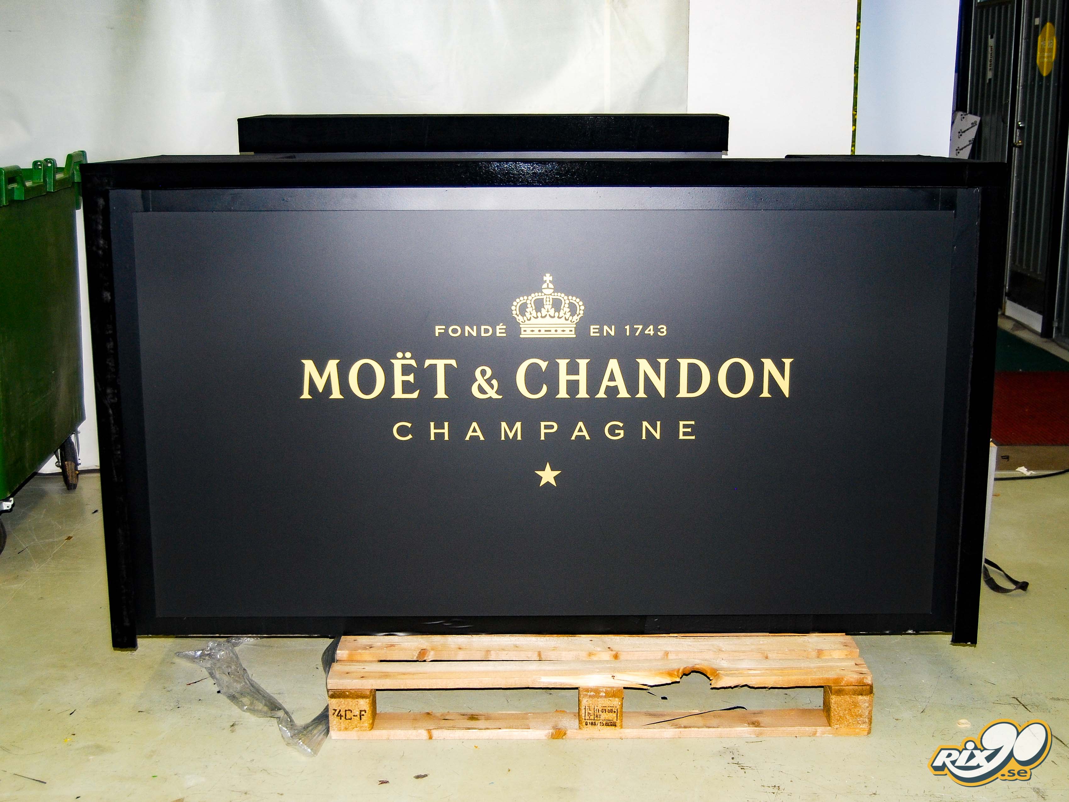 Bardisk folierad i sammetstyg och guldlogotyp åt Moët & Chandon på Elle-galan