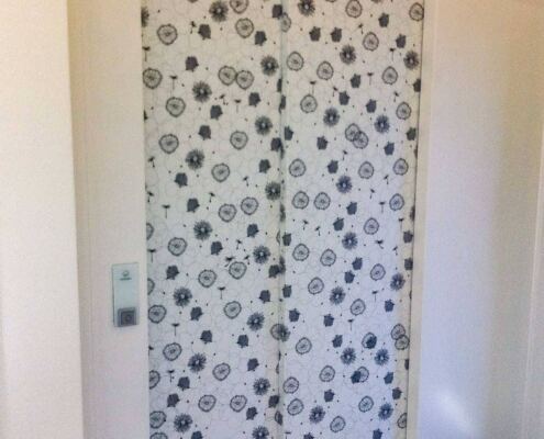 Foliering av hissdörrar med eget motiv Foliering av hissdörrar med eget motiv