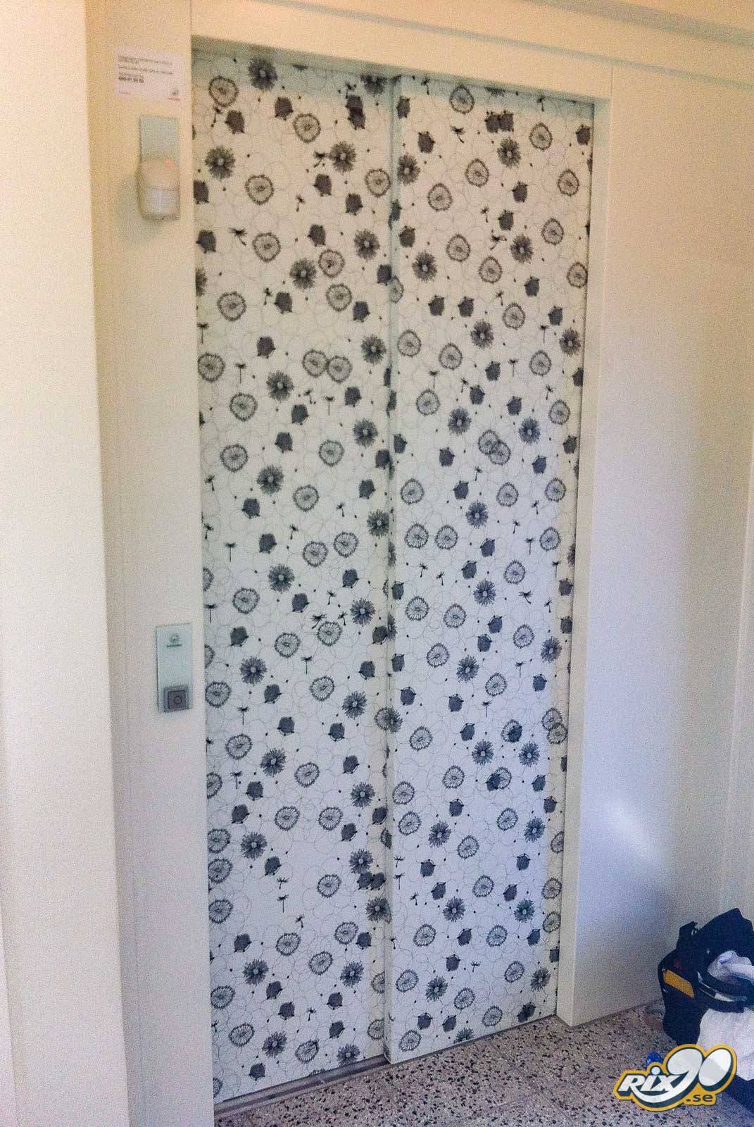 Foliering av hissdörrar med eget motiv Foliering av hissdörrar med eget motiv