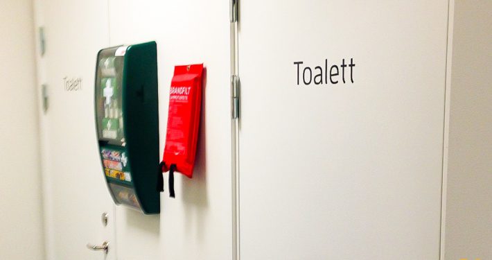 Text på toalettdörr hos företag i Stockholm