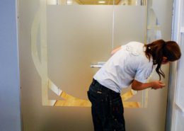 Frostat glas på kontorsdörrar i Stockholm