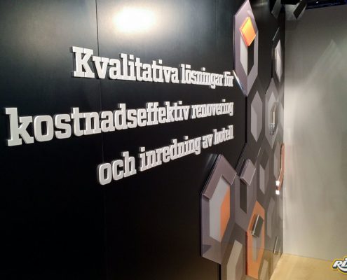 Texter i plexiglas för vägg på mässa i Stockholm