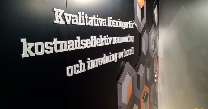 Texter i plexiglas för vägg på mässa i Stockholm