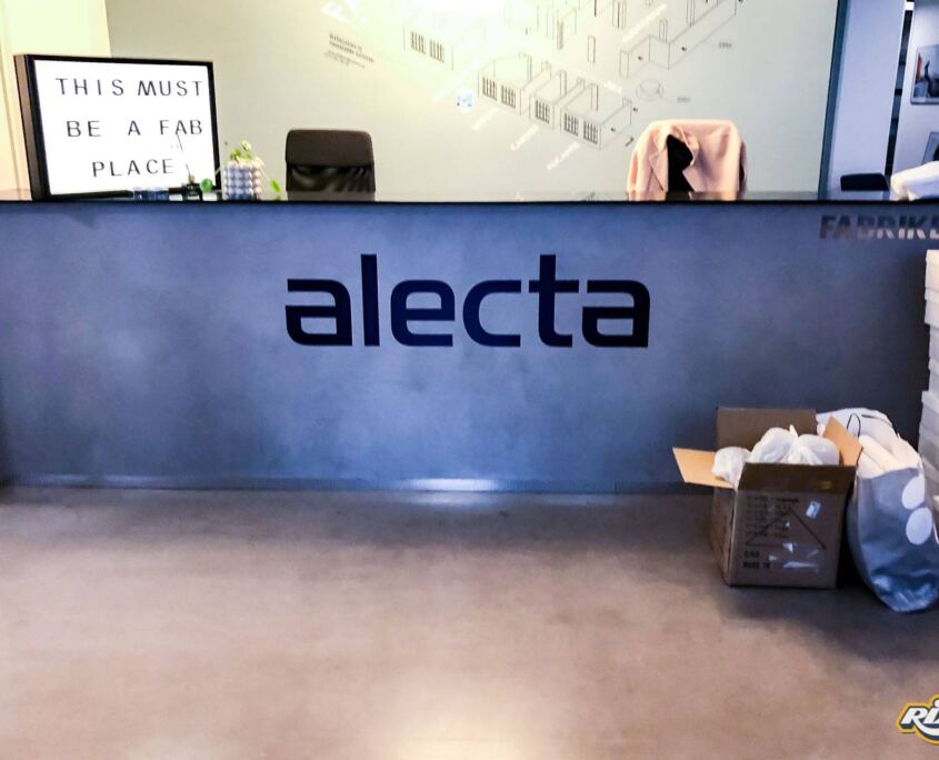 Logotyp på receptionsdisk Logotyp på receptionsdisk åt Alecta i Stockholm