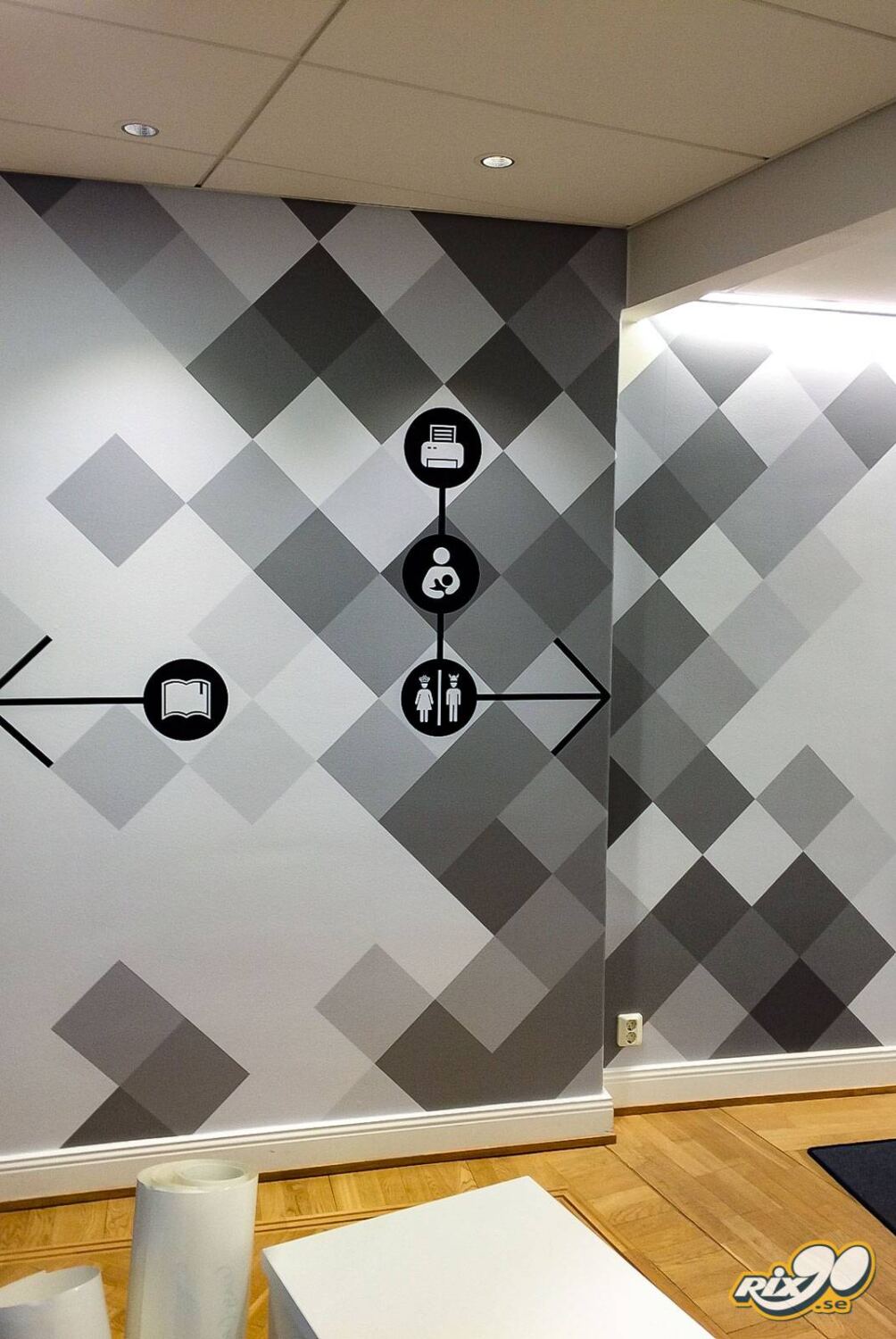 Tapet till kontorsvägg med wayfinding-symboler Rutmönstrad tapet i grått med wayfinding-symboler för skrivare, amningsrum och toaletter