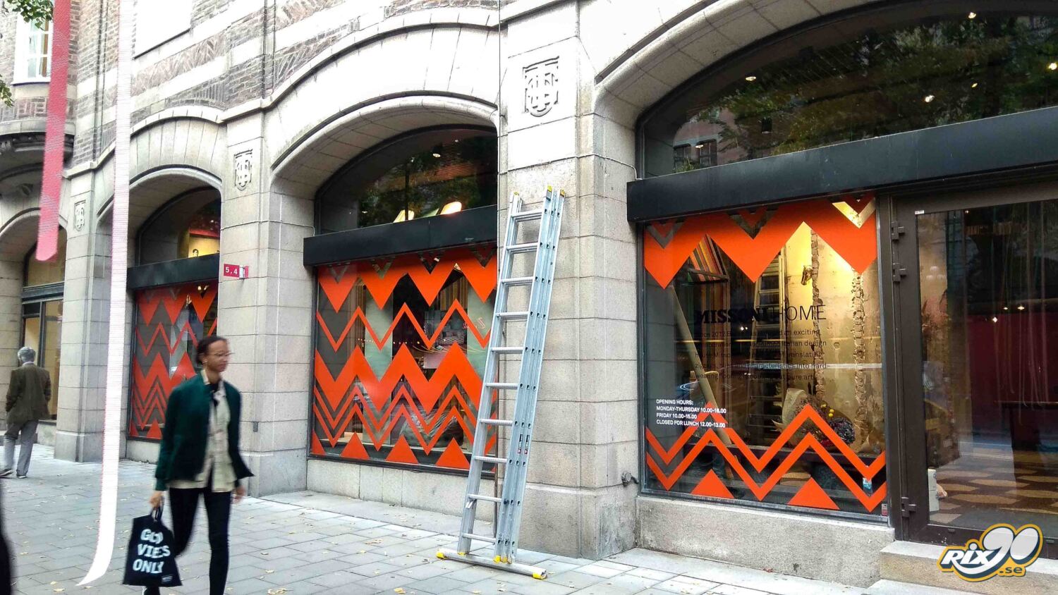 Fönsterfilm till skyltfönster i Stockholm Fönsterfilm i orange sicksackmönster på Missoni Homes skyltfönster i Stockholm