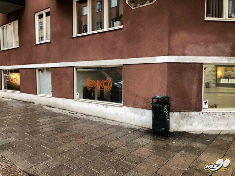 Logotyp på skyltfönster i Stockholm