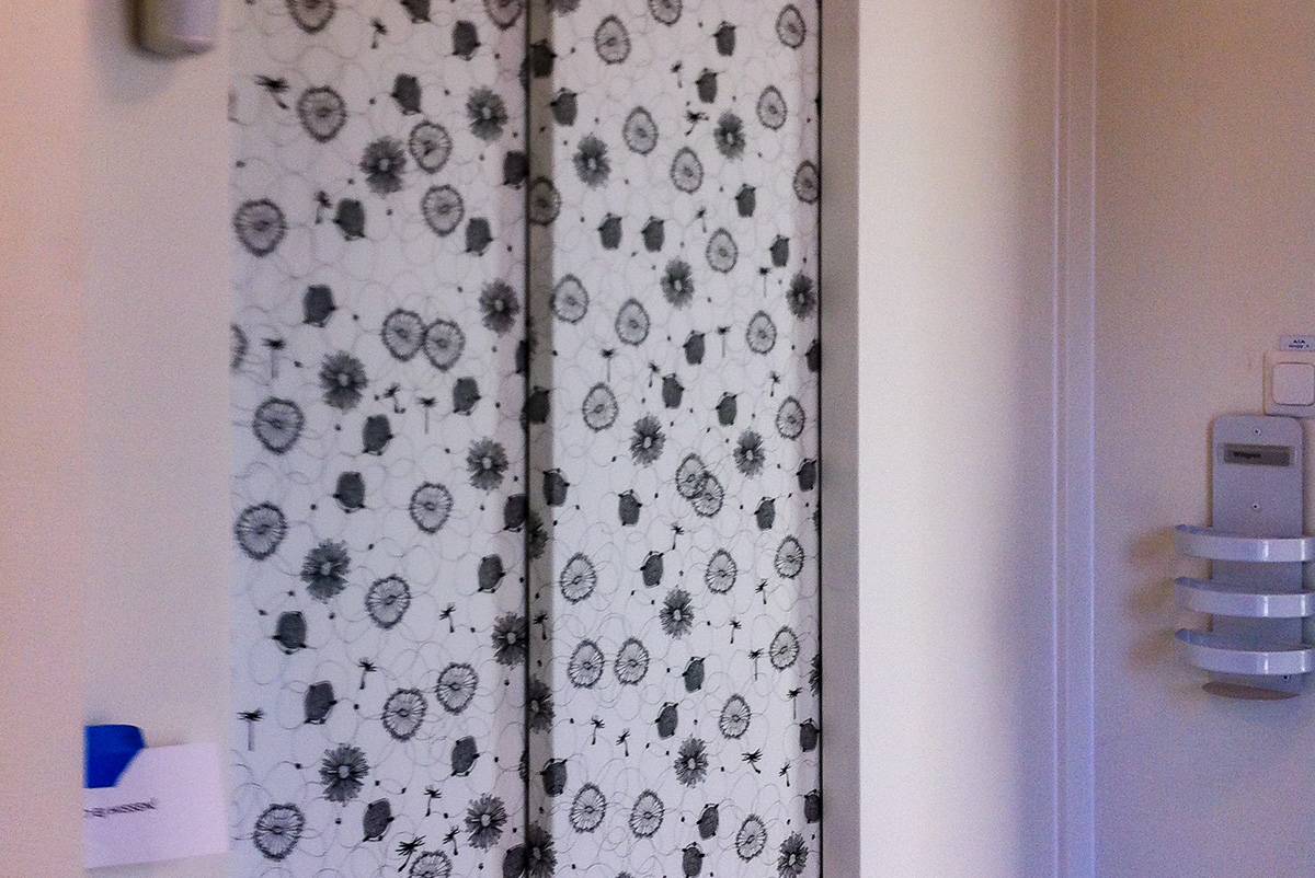 Foliering av hissdörrar med abstrakt mönster Foliering av hissdörrar med svartvitt maskrosmönster