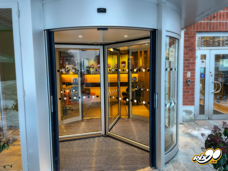 Kontrastmarkering till svängdörrar åt Assa Abloy