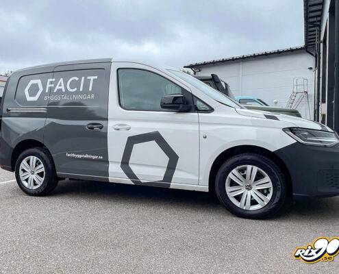 Dekaler på Volkswagen Caddy till företagskund i Stockholm Grå och vit tvåtonsdekor med hexagon på Volkswagen Caddy till Facit Byggställningar