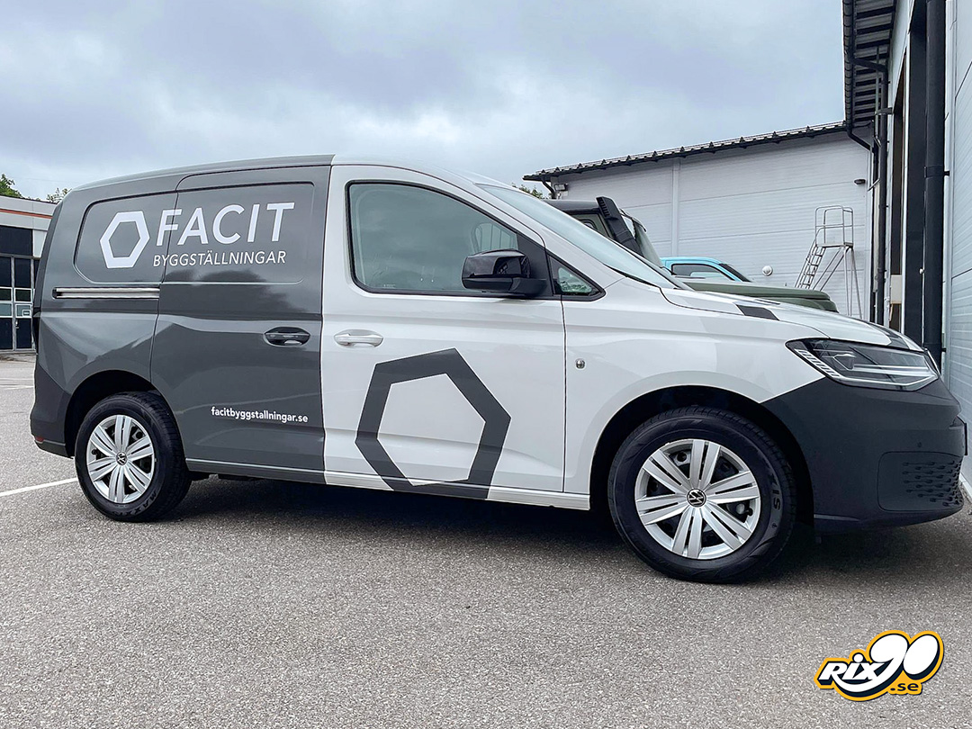 Dekaler på Volkswagen Caddy till företagskund i Stockholm Grå och vit tvåtonsdekor med hexagon på Volkswagen Caddy till Facit Byggställningar