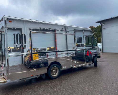 Foodtruck i spegelblank folie för 100 knivar på TV4 Play Foodtruck i spegelblank folie med mattsvarta texter för 100 knivar på TV4 Play, åt The Foodtruck Company