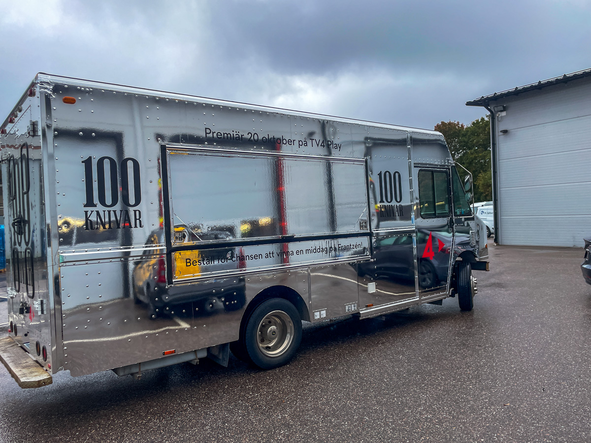 Foodtruck i spegelblank folie för 100 knivar på TV4 Play Foodtruck i spegelblank folie med mattsvarta texter för 100 knivar på TV4 Play, åt The Foodtruck Company