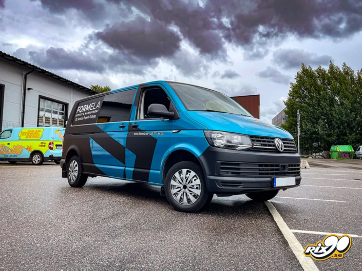 Bilfoliering i blå och svart till företaget Formela i Stockholm