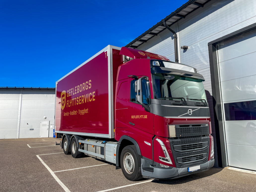 Helfolierad Volvo FH i burgundyrött med guldfärgad logotyp till Gefleborgs Flyttservice Helfolierad Volvo FH i burgundyrött med guldfärgad logotyp till Gefleborgs Flyttservice