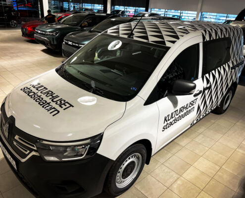 Bildekaler till Kulturhuset Stadsteaterns Renault Kangoo Svart triangelmönster och logotyp på vit Renault Kangoo till Kulturhuset Stadsteatern i Stockholm