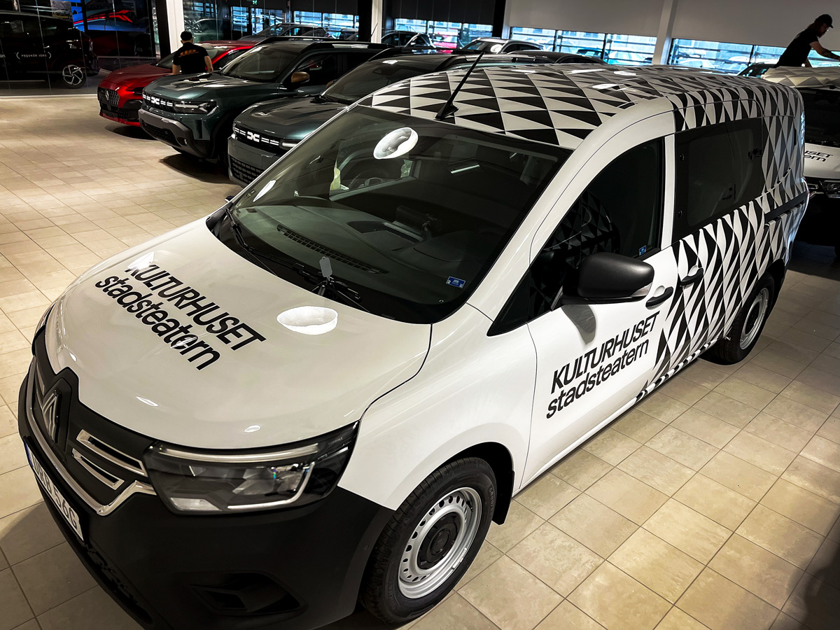 Bildekaler till Kulturhuset Stadsteaterns Renault Kangoo Svart triangelmönster och logotyp på vit Renault Kangoo till Kulturhuset Stadsteatern i Stockholm