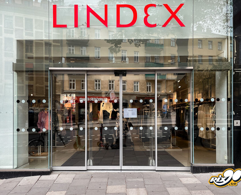 Kontrastmarkering på butiksfönster i Stockholm - Tillgänglighetsanpassning från Rix90 AB