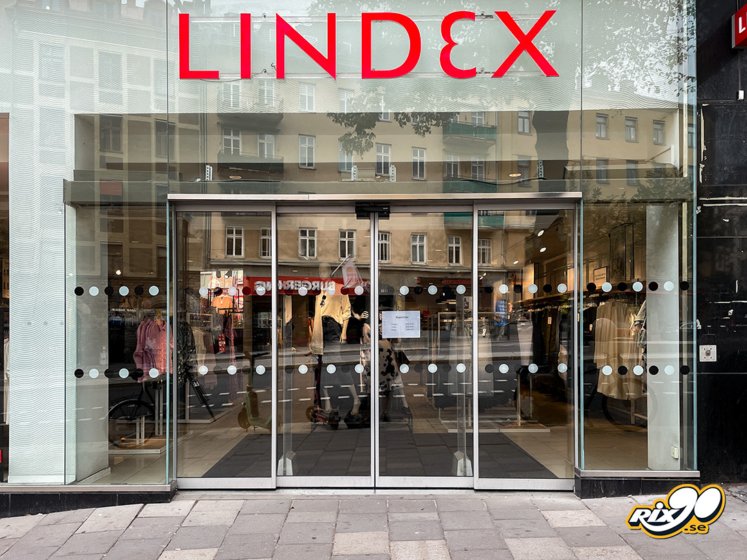 Kontrastmarkering med prickar på Lindex butiksentré i Stockholm
