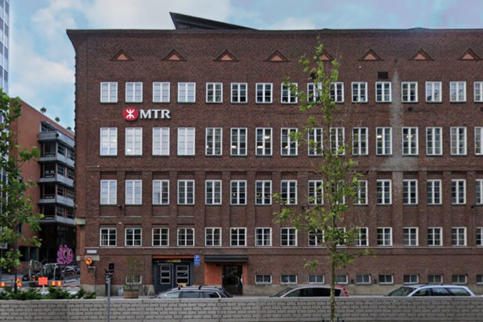 Fasadskylt till MTR i Stockholm – logotyp i lysande skylt – levererad av Rix90 Fasadskylt Stockholm med MTRs logotyp med lysande effekt i Profil 6 och LED