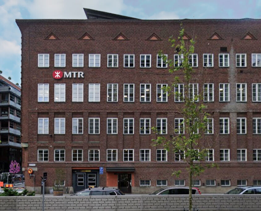 Fasadskylt Stockholm med MTRs logotyp med lysande effekt i Profil 6 och LED
