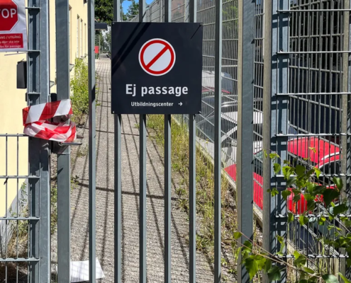 Hänvisningsskylt med budskap "ej passage" på grind