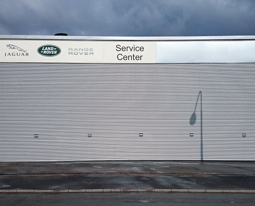 Fasadskylt med Jaguar, Land Rover och Range Rover över Service Center hos Pikab i södra Stockholm
