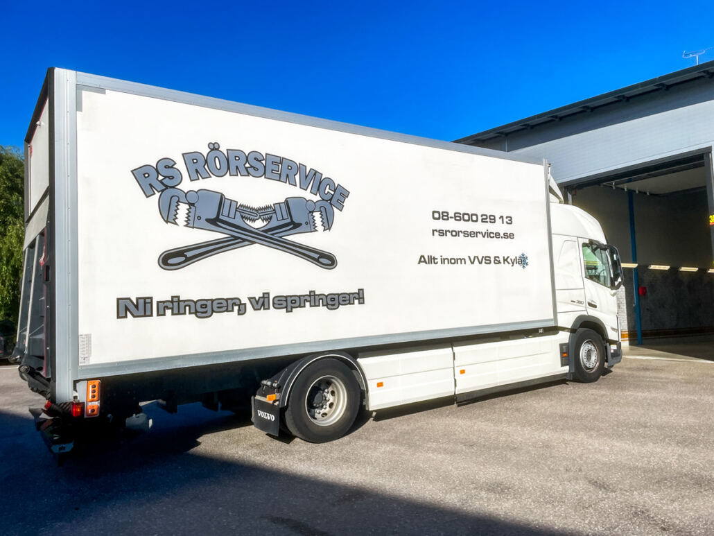 Vit Volvo-lastbil med RS Rörservice logotyp och kontaktuppgifter på skåpet Vit Volvo-lastbil med RS Rörservice logotyp och kontaktuppgifter på skåpet