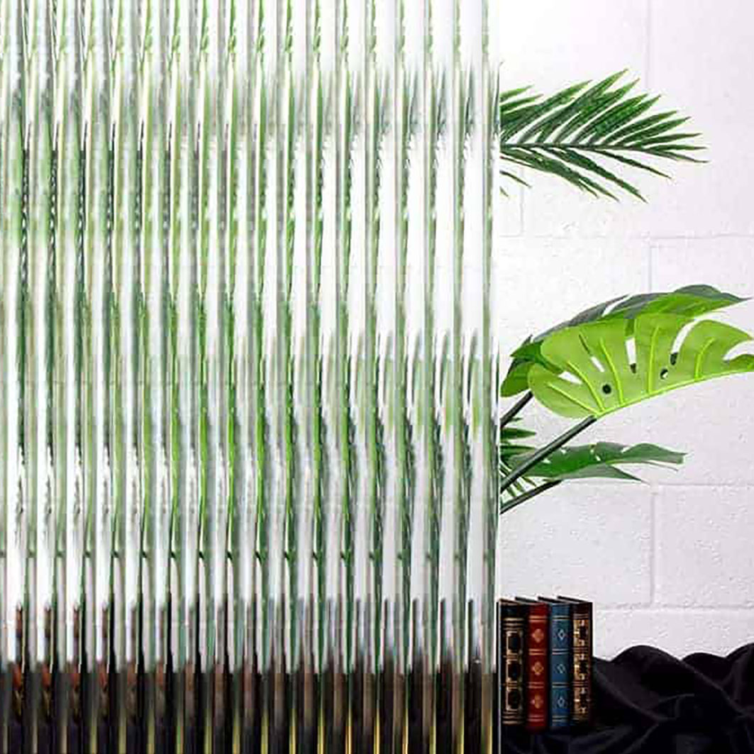 Reeded glass Räfflad fönsterfilm som ger reeded glass-effekt på glasparti framför växter