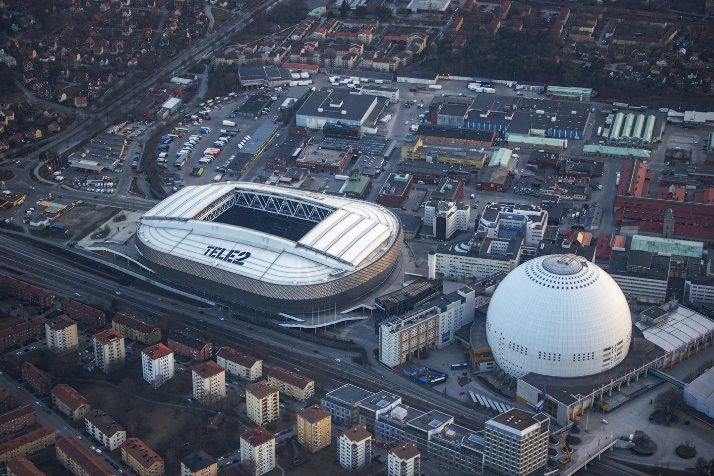 Läggmall till solpanelslogotyp, 3 Arena Flygbild över dåvarande Tele2 Arena, numera 3 Arena, med Globen i bakgrunden. Arenans logotyp är lagd i solpaneler på taket efter läggmall tillverkad och monterad av Rix90 åt FocusNeo