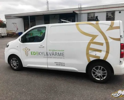 Edekyl & Värme ändrade hela sin grafiska profil och uppdaterade arbetsbilarna med nya bildekaler Edekyl & Värme ändrade hela sin grafiska profil och stripade arbetsbilarna med nya bildekaler, här en Peugeot Expert