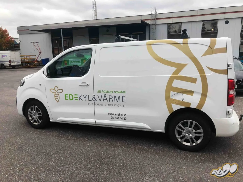 Edekyl & Värme ändrade hela sin grafiska profil och uppdaterade arbetsbilarna med nya bildekaler Edekyl & Värme ändrade hela sin grafiska profil och stripade arbetsbilarna med nya bildekaler, här en Peugeot Expert