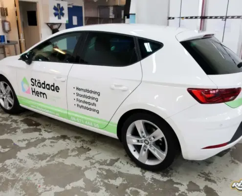 Bildekal till tjänstebil Bildekal till tjänstebil, Seat Leon, åt Städade Hem i Stockholm