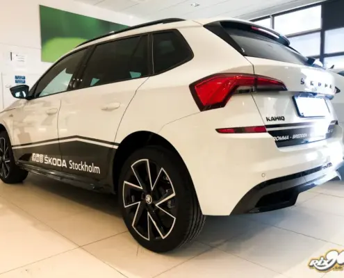 Bildekaler på demobil till Skoda Svart sidostripe med Skoda Stockholm på vit Skoda Kamiq demobil